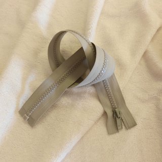 Teilbarer Reiverschluss - Profilreiverschluss 95 cm hellgrau