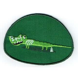 gesticktes Krokodil auf dunkelgrünem Patch
