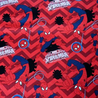 Baumwollstoff mit rotem Chevronmuster, darauf zu sehen ist ein sich hangelnder Spiderman,zum Teil Spiderman- Schriftzug darunter